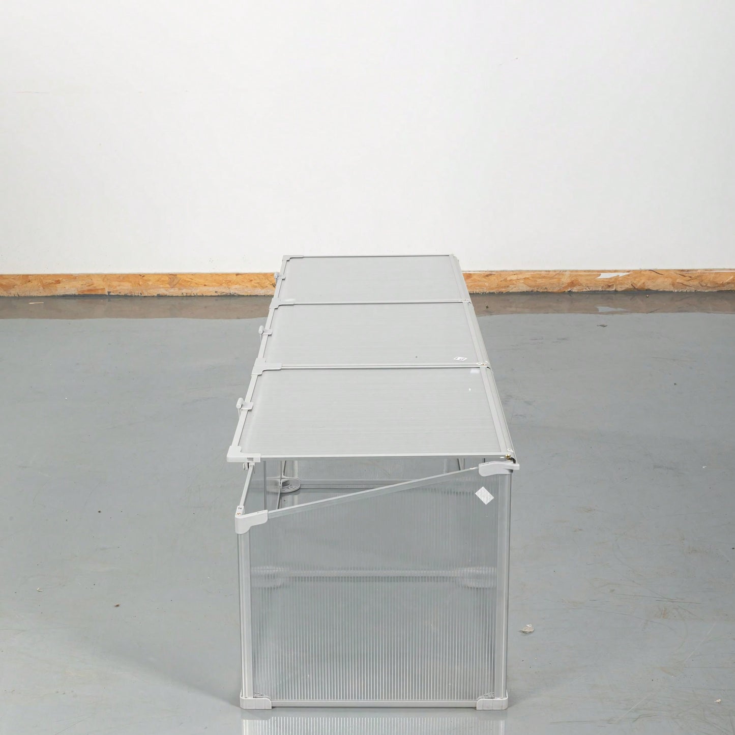 Spacious And Portable Polycarbonate Greenhouse For Year-Round Outdoor Planting