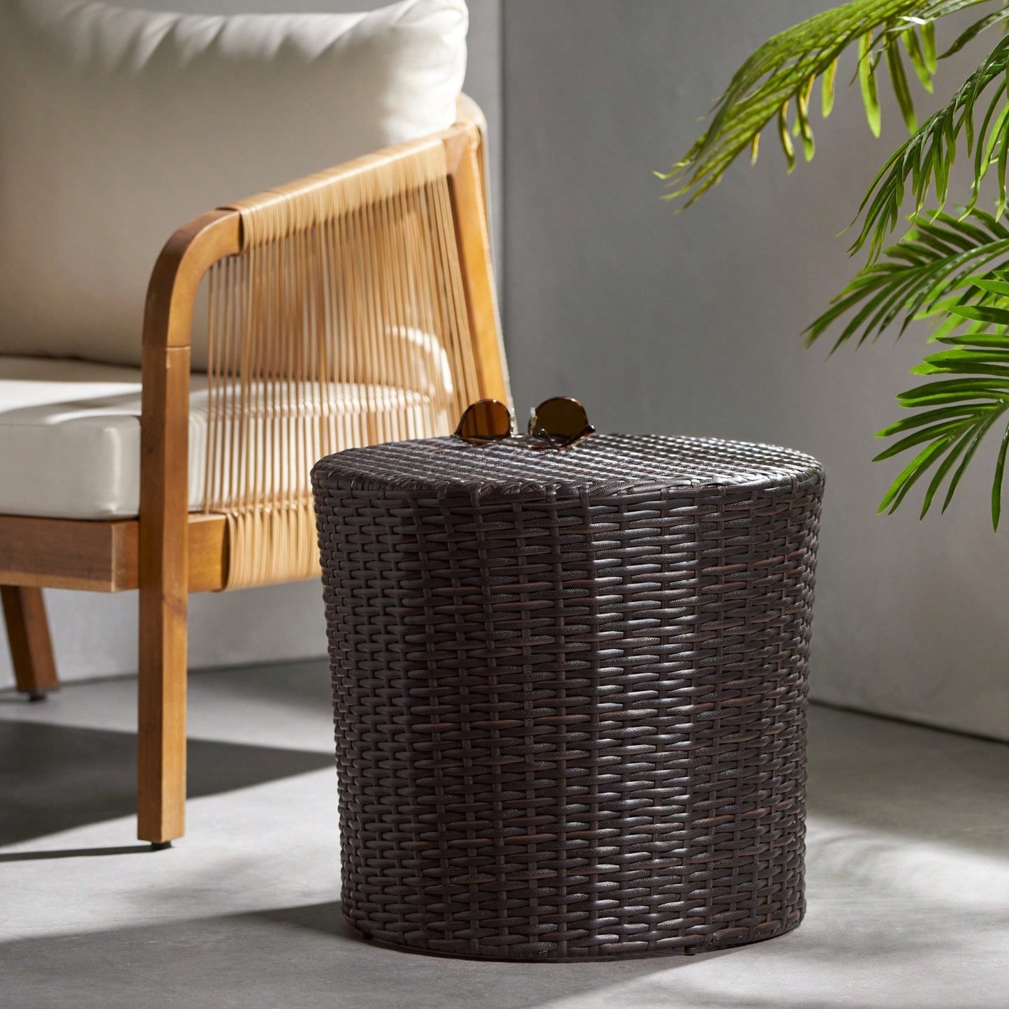 All-Weather PE Rattan Wicker Barrel Side Table with Iron Frame for Garden Balcony Poolside Use
