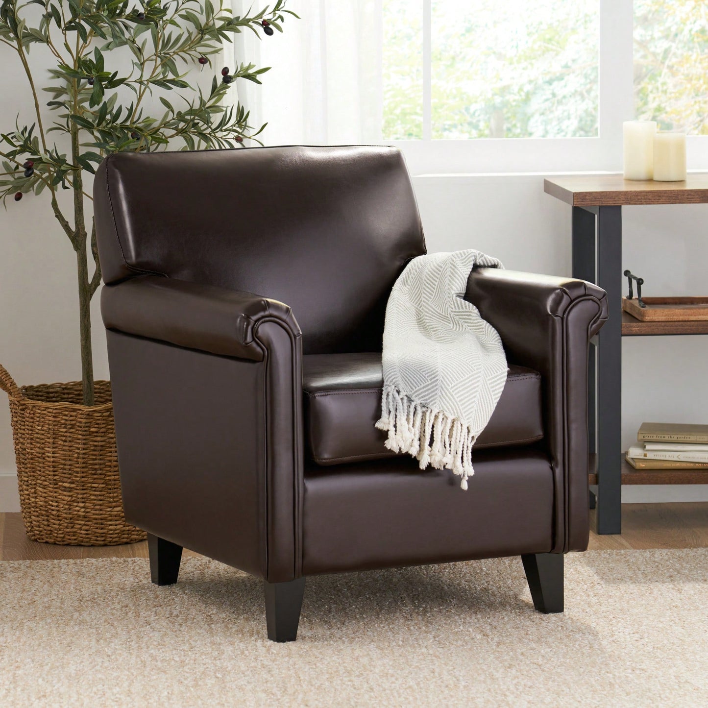 Elegant Vintage-Inspired Club Chair For Stylish Living Spaces