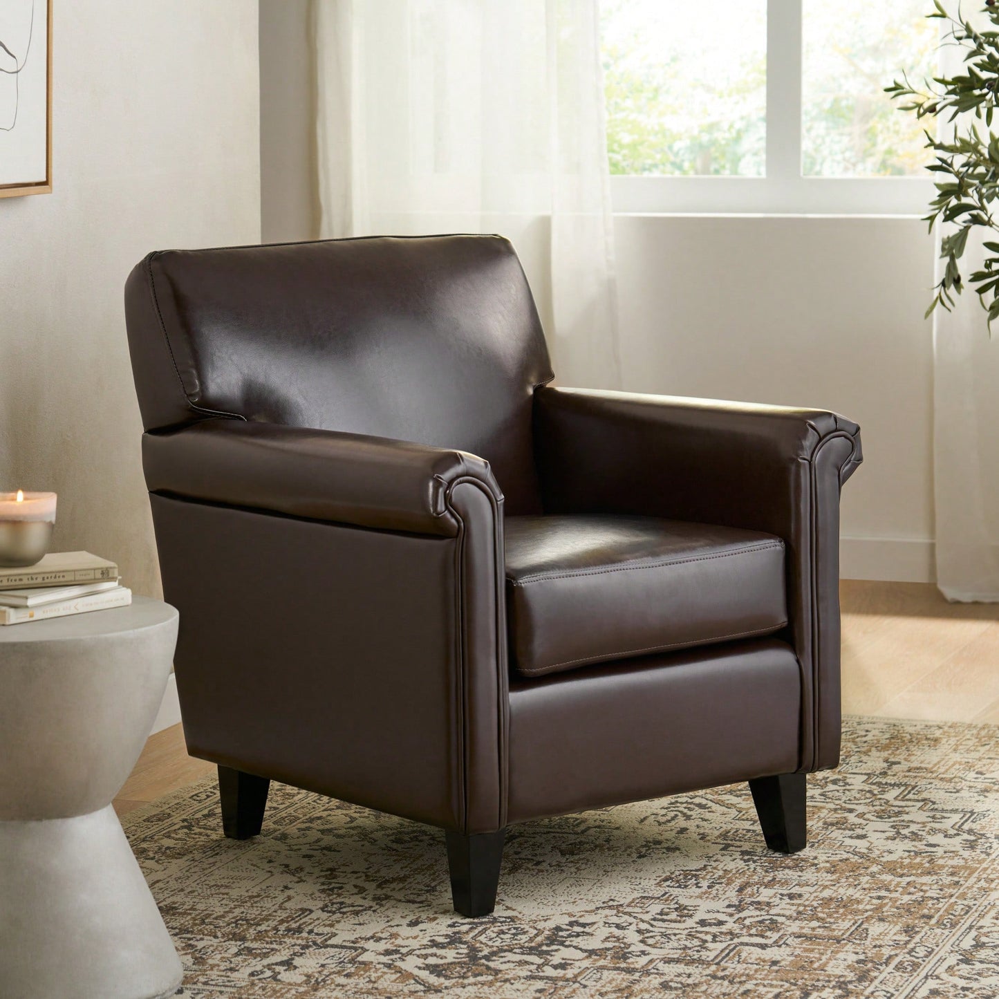 Elegant Vintage-Inspired Club Chair For Stylish Living Spaces