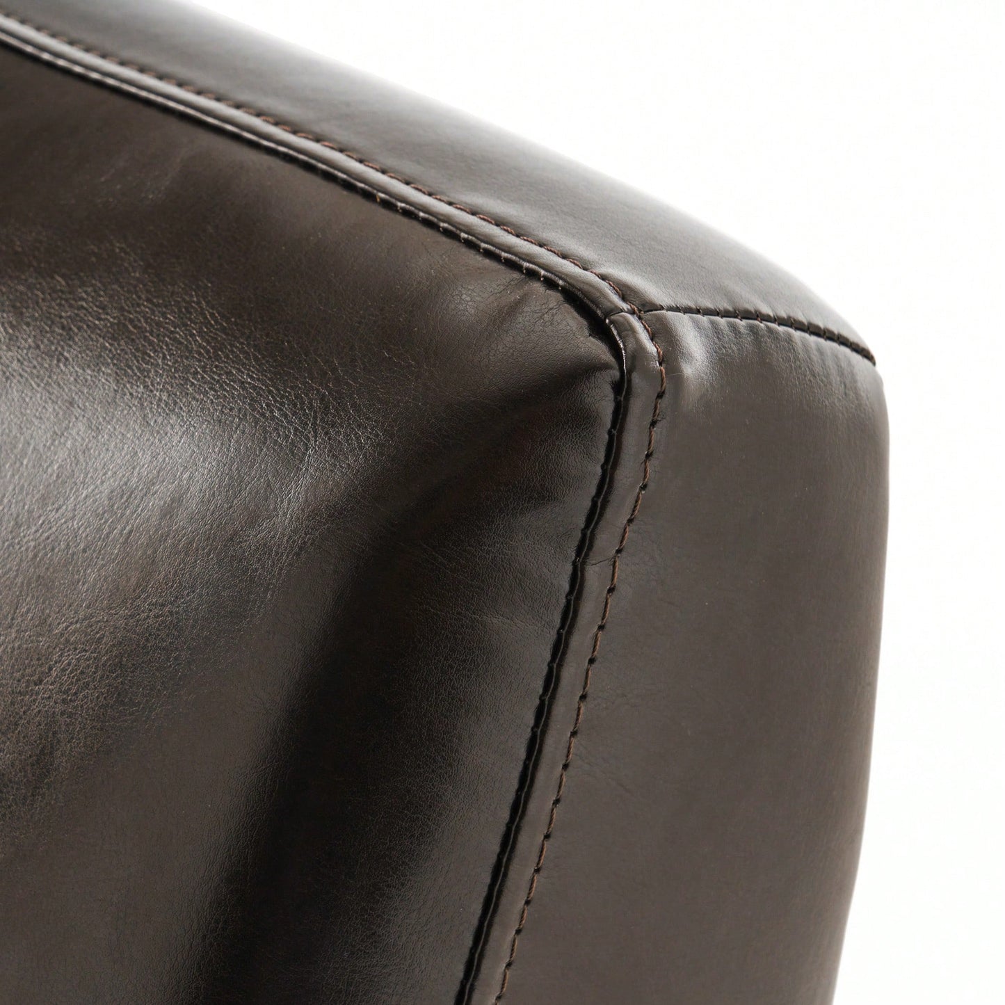 Elegant Vintage-Inspired Club Chair For Stylish Living Spaces