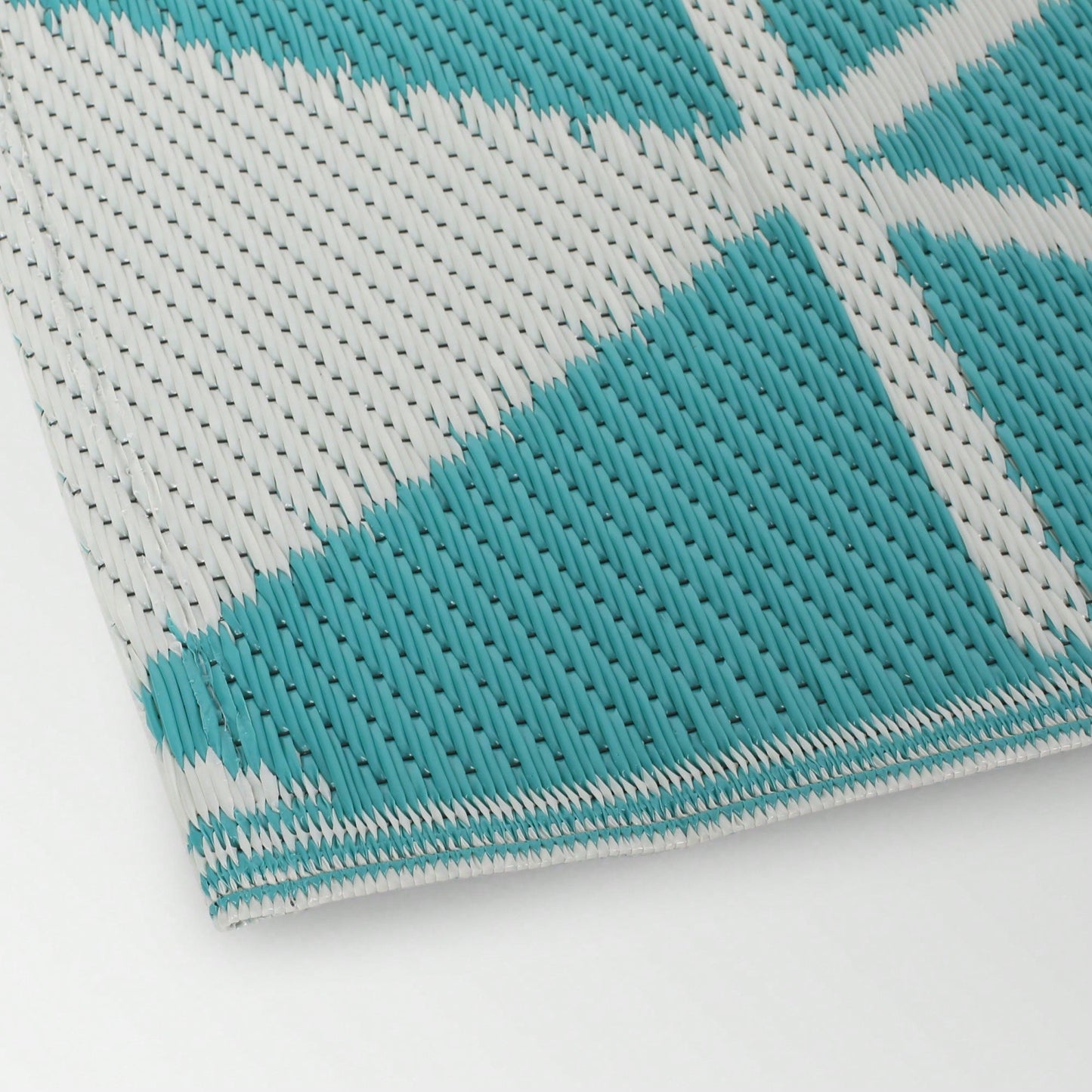 Herringbone Pattern 4x6 Inch Polypropylene Area Rug For Indoor And Outdoor Use