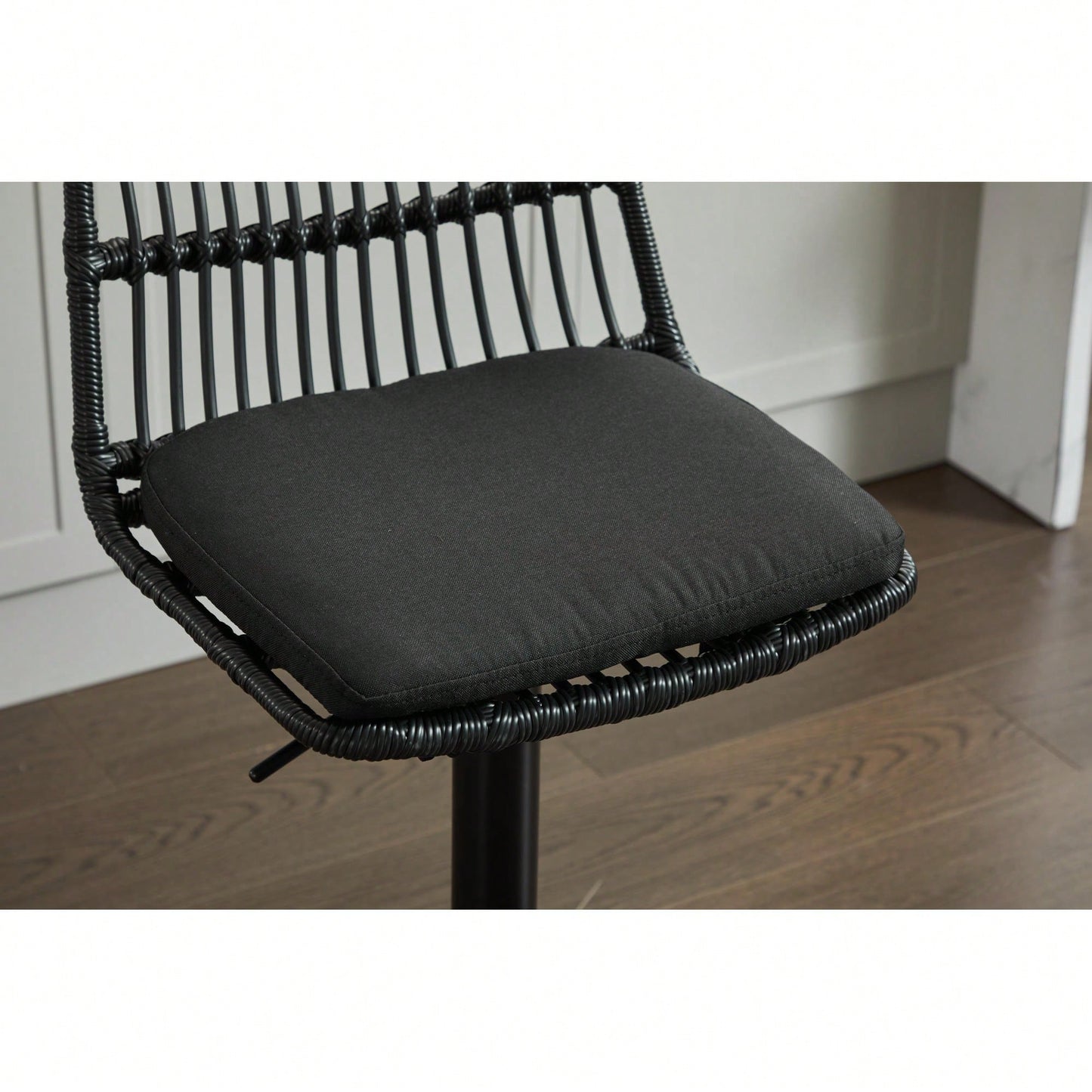 Set Of 2 360 Swivel Rattan Bar Stools With Footrest For Kitchen And Dining Room Counter Height Seating