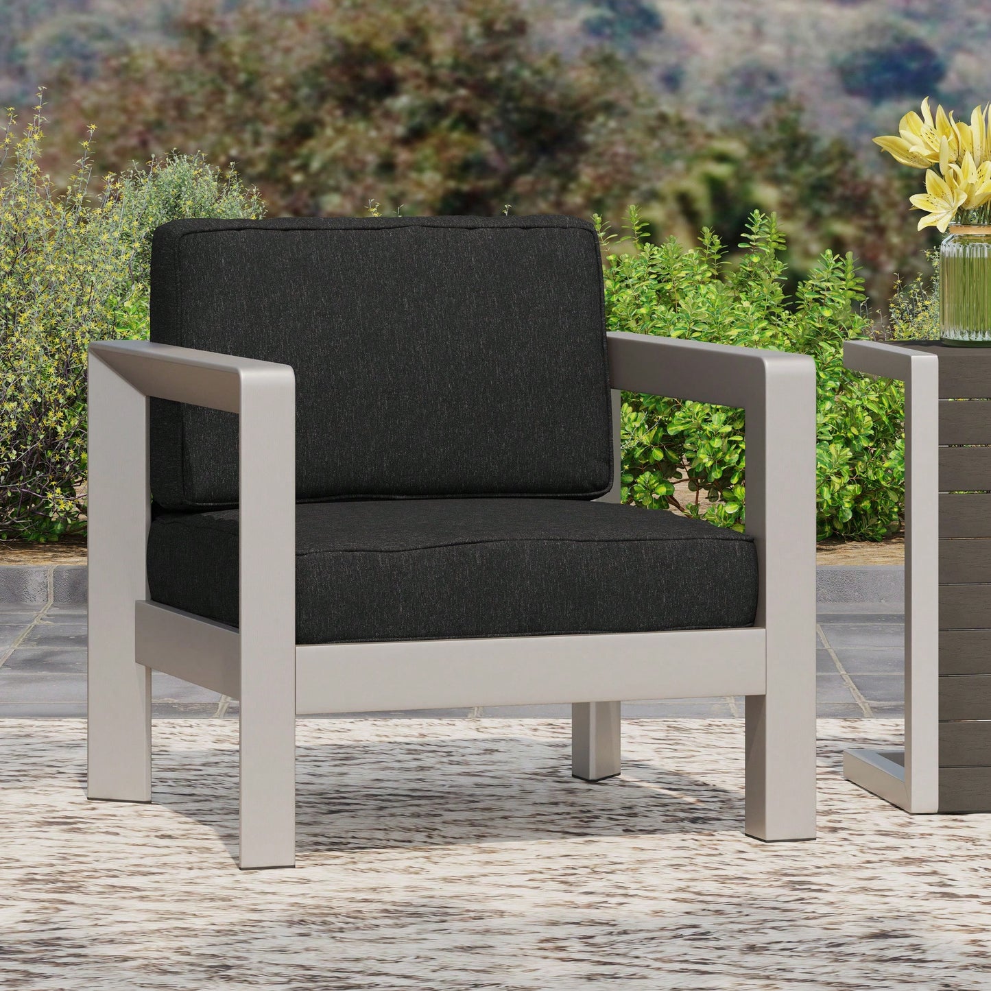 Elegant Modern Club Chair For Stylish Living Spaces