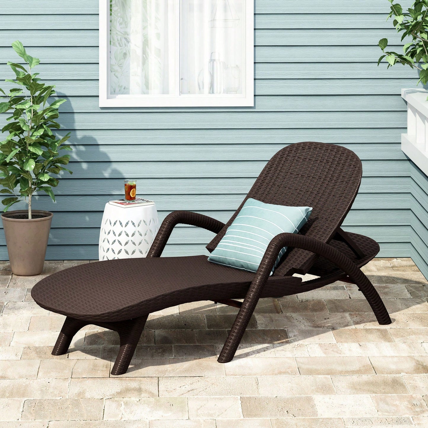Elegant Modern Chaise Lounge For Stylish Living Spaces