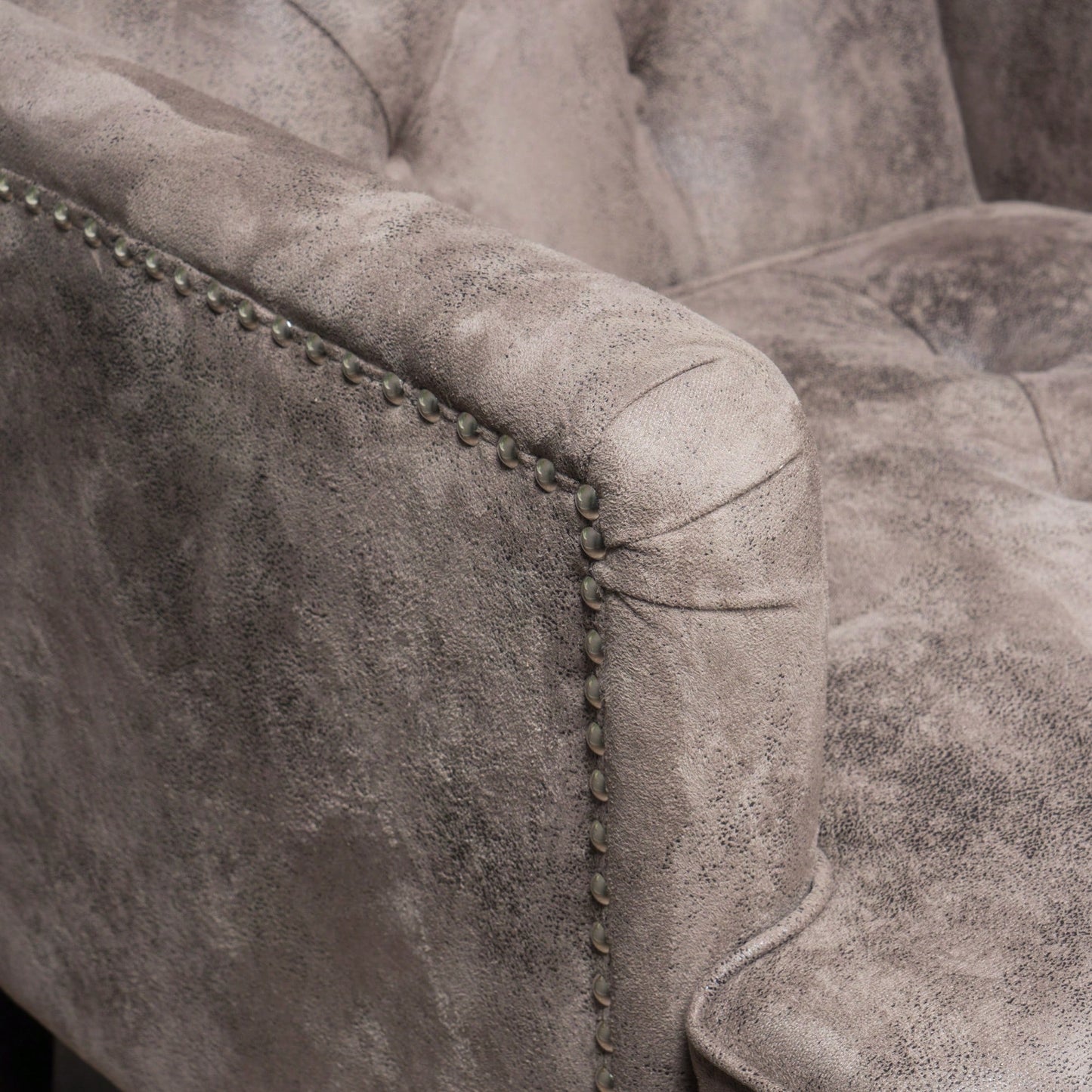 Elegant Tufted Club Chair For Living Room And Office Seating