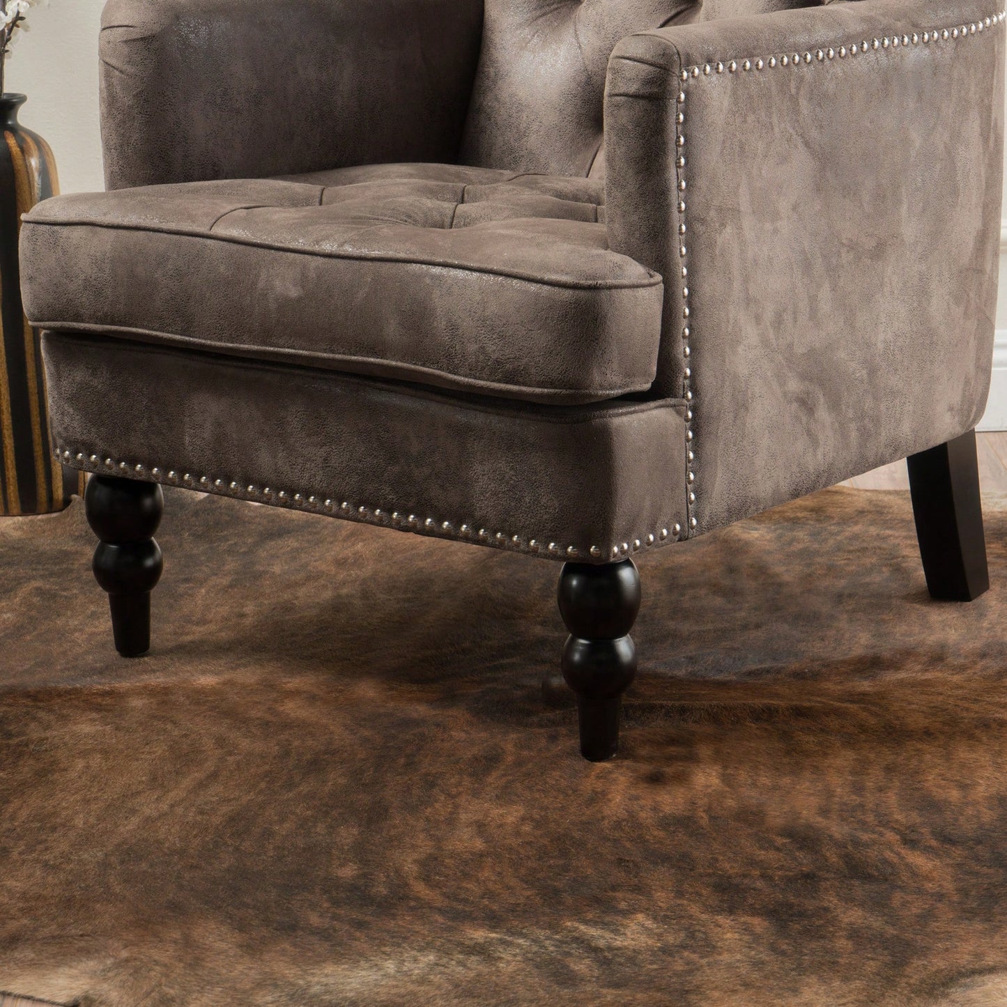 Elegant Tufted Club Chair For Living Room And Office Seating