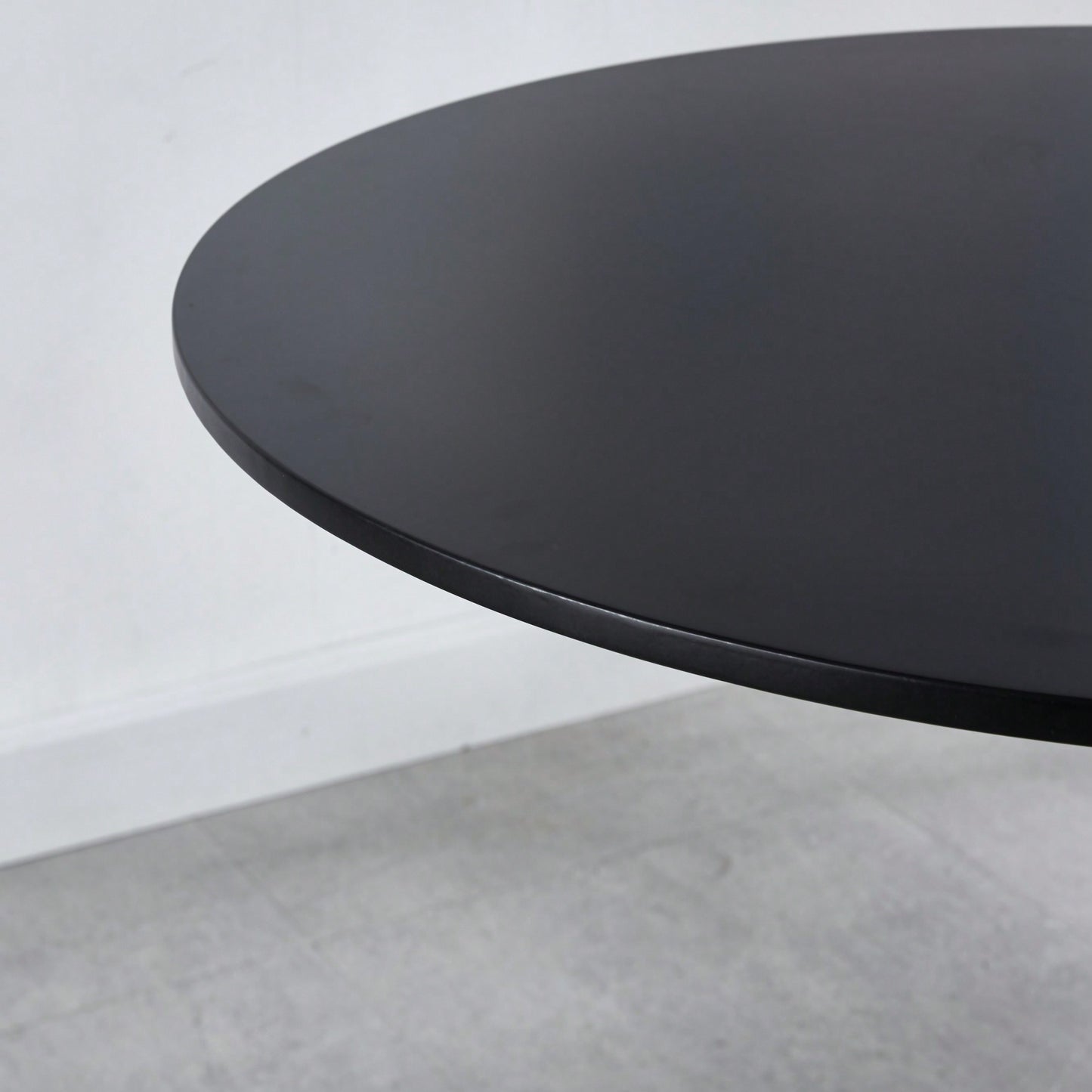 Mid-Century Modern Round Dining Table For 2-4 People, Stylish MDF Top Pedestal Table, Versatile End And Coffee Table