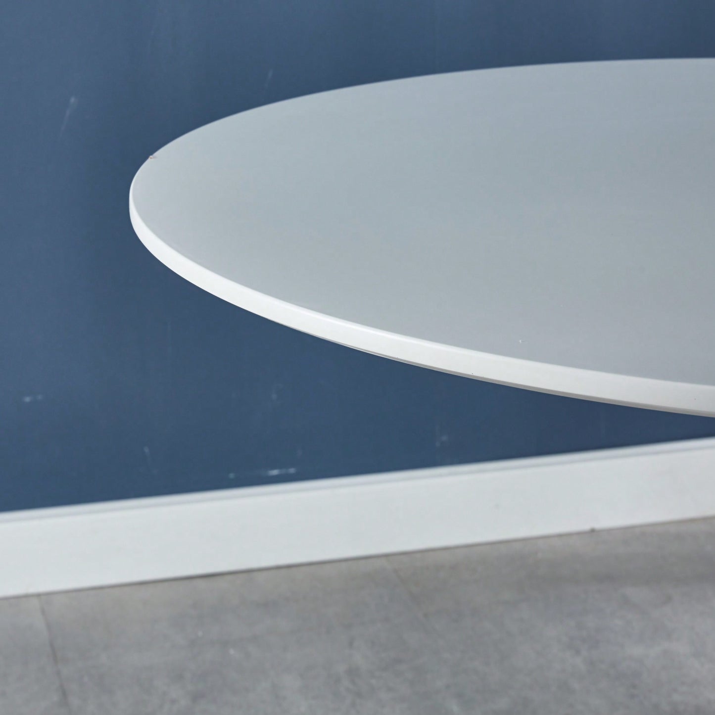 Mid-Century Modern Round Dining Table For 4-6 People With MDF Top And Elegant Pedestal Base