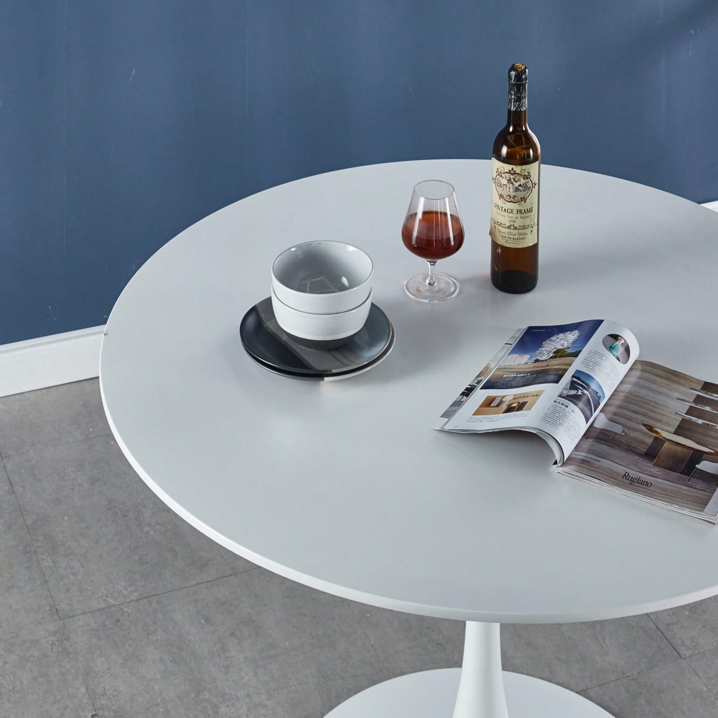 Mid-Century Modern Round Dining Table For 4-6 People With MDF Top And Elegant Pedestal Base