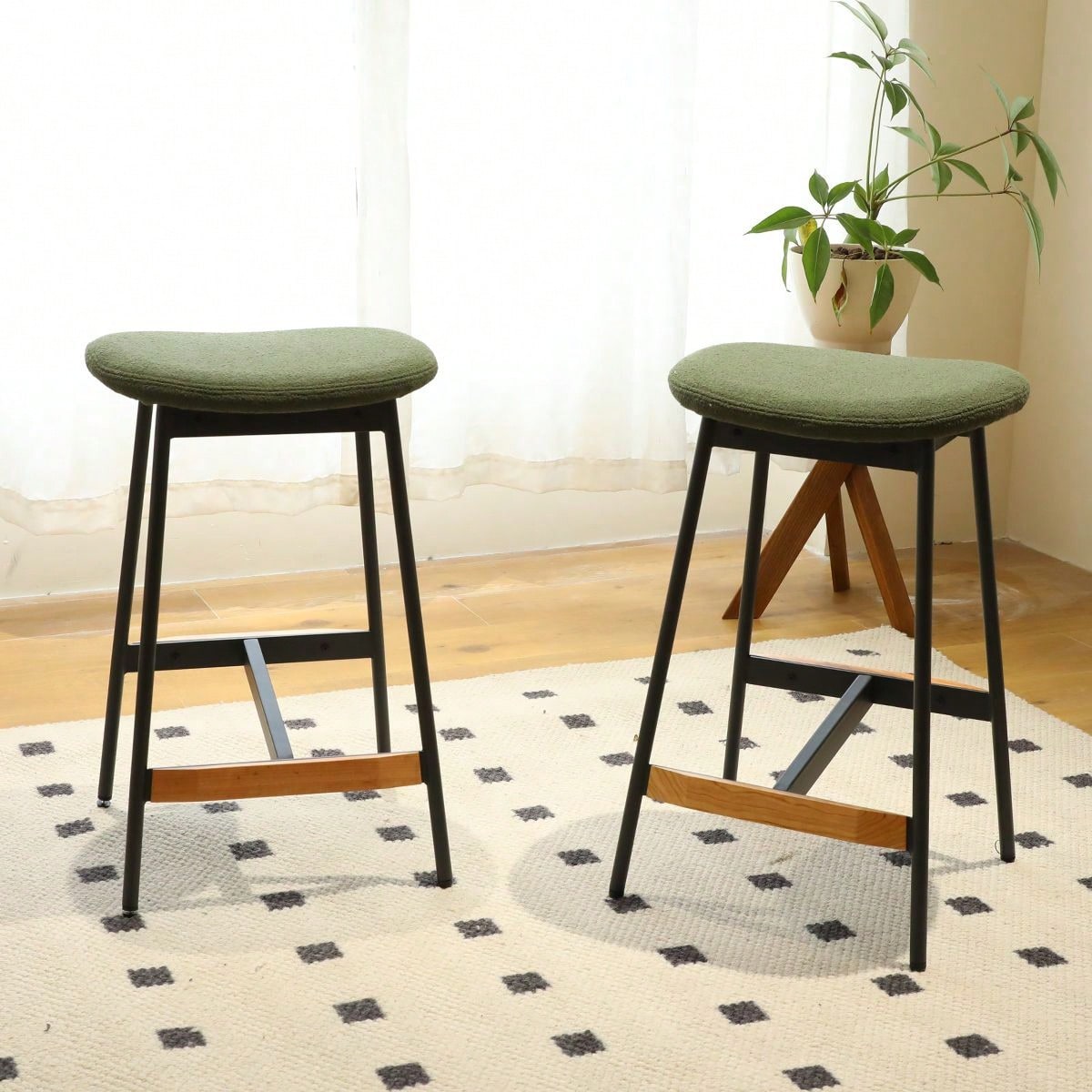 Set Of 2, The Cozy Haven: Metal Frame Reading Chair With Generously-Sized Seat And Character