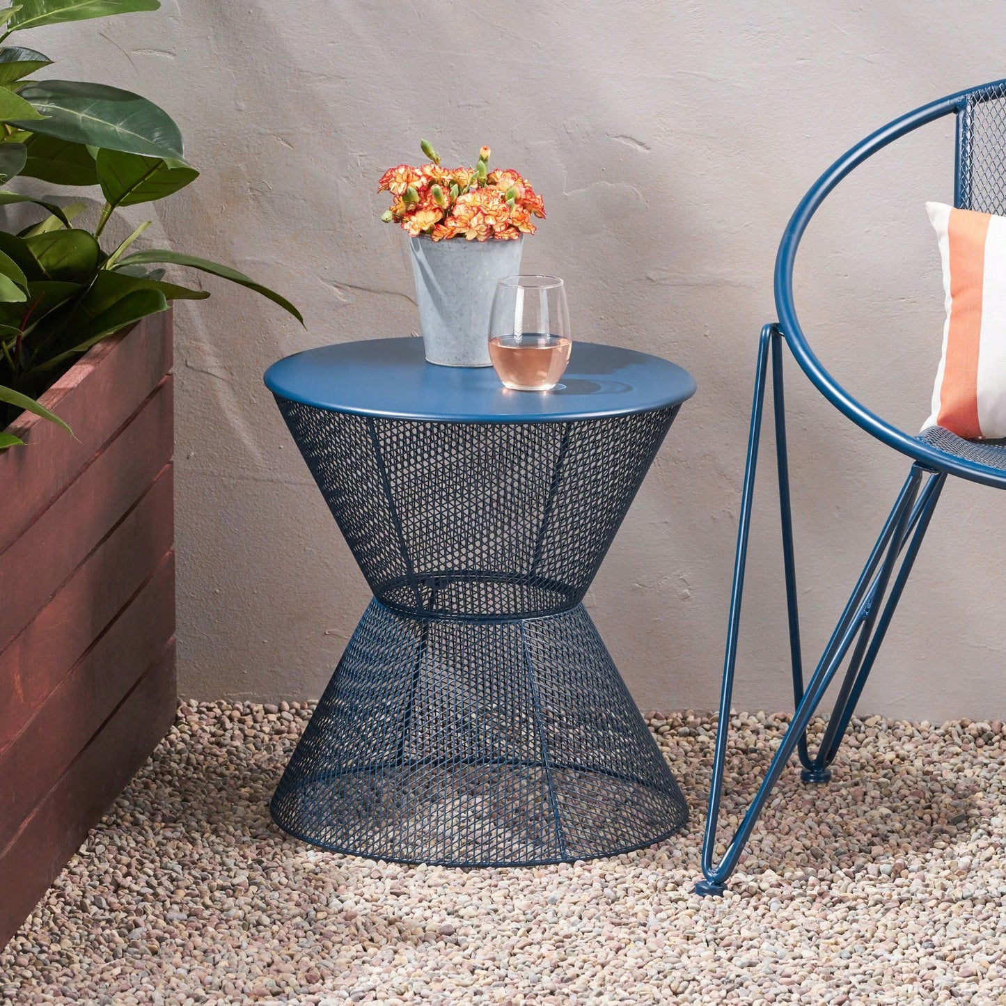 Modern Outdoor Hourglass Mesh Side Table with Iron Frame for Patio Garden Poolside Drinks and Snacks