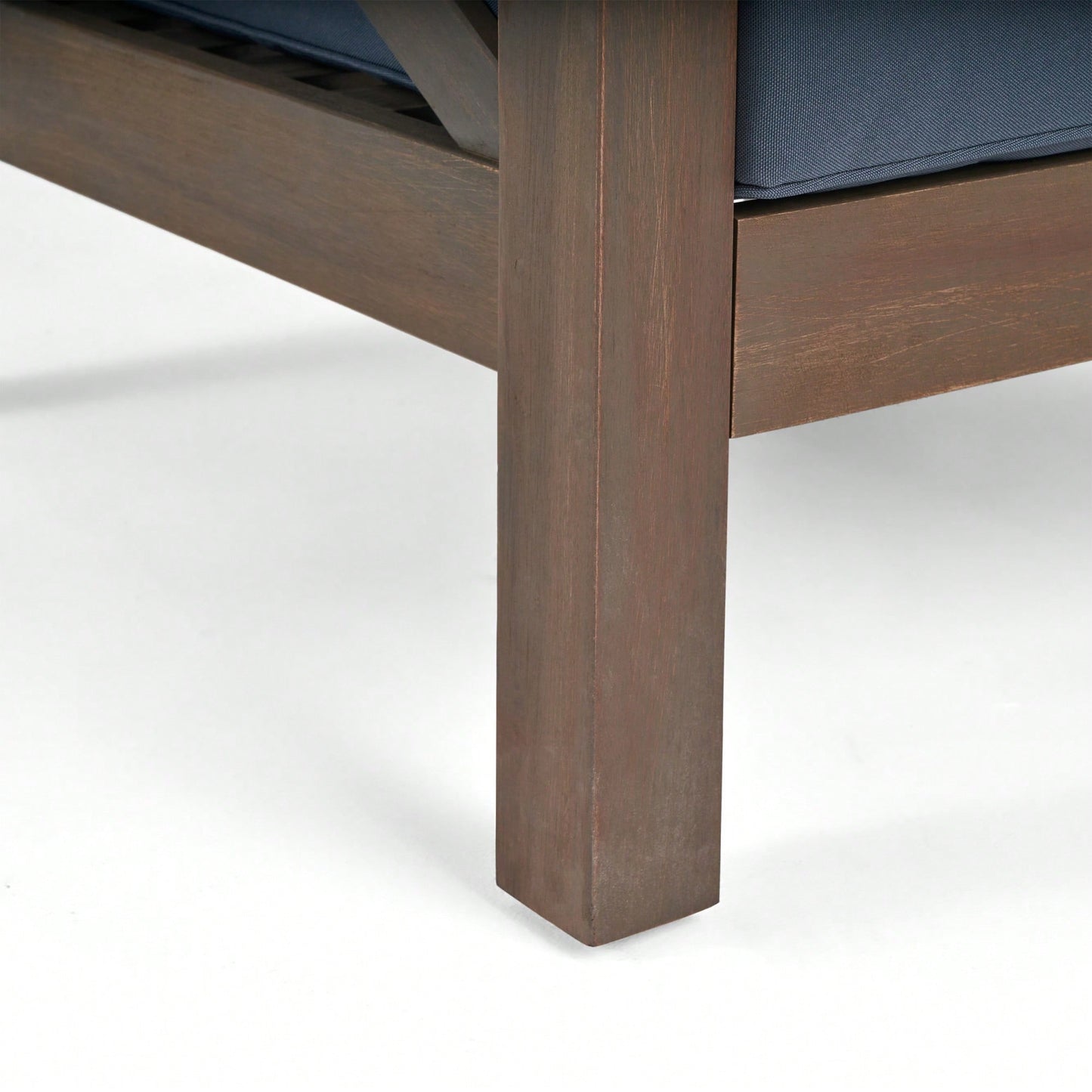 Elegant Modern Club Chair For Stylish Living Spaces - Comfortable Seating Solution
