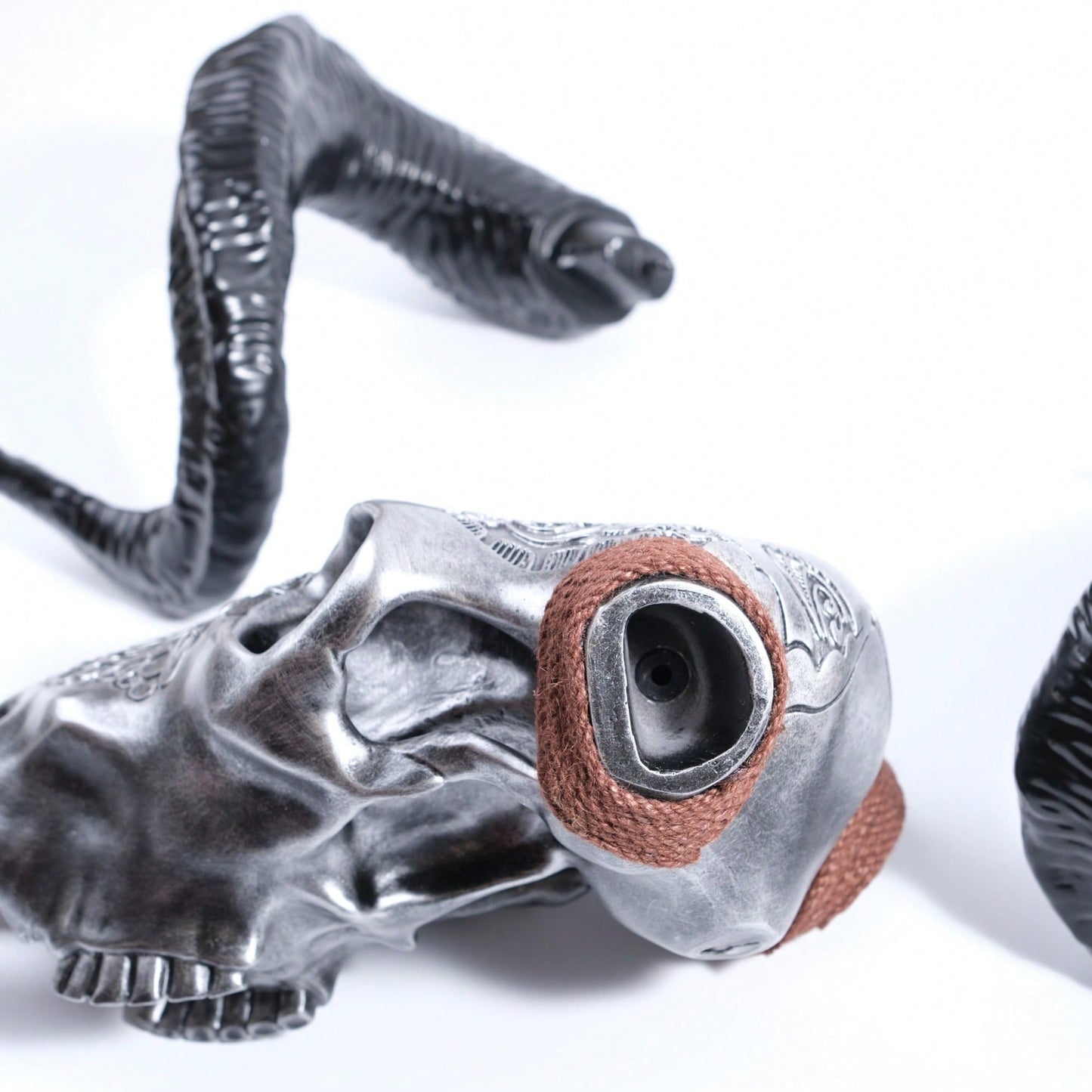 Lifelike Bone-Inspired Bull Head Wall Decor Resin Craft North American Style Home Accent