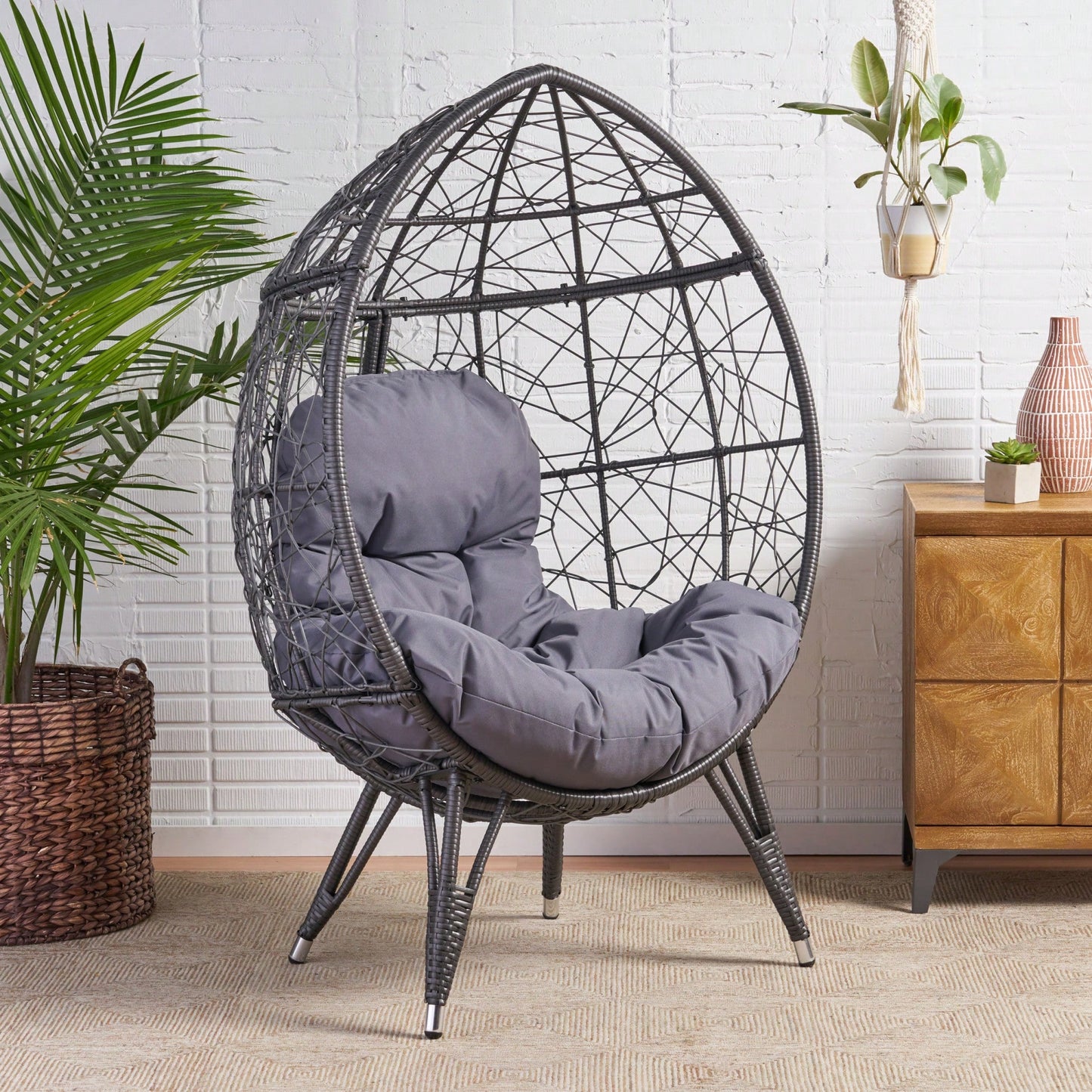 Elegant Teardrop Shaped Lounge Chair For Modern Home Decor